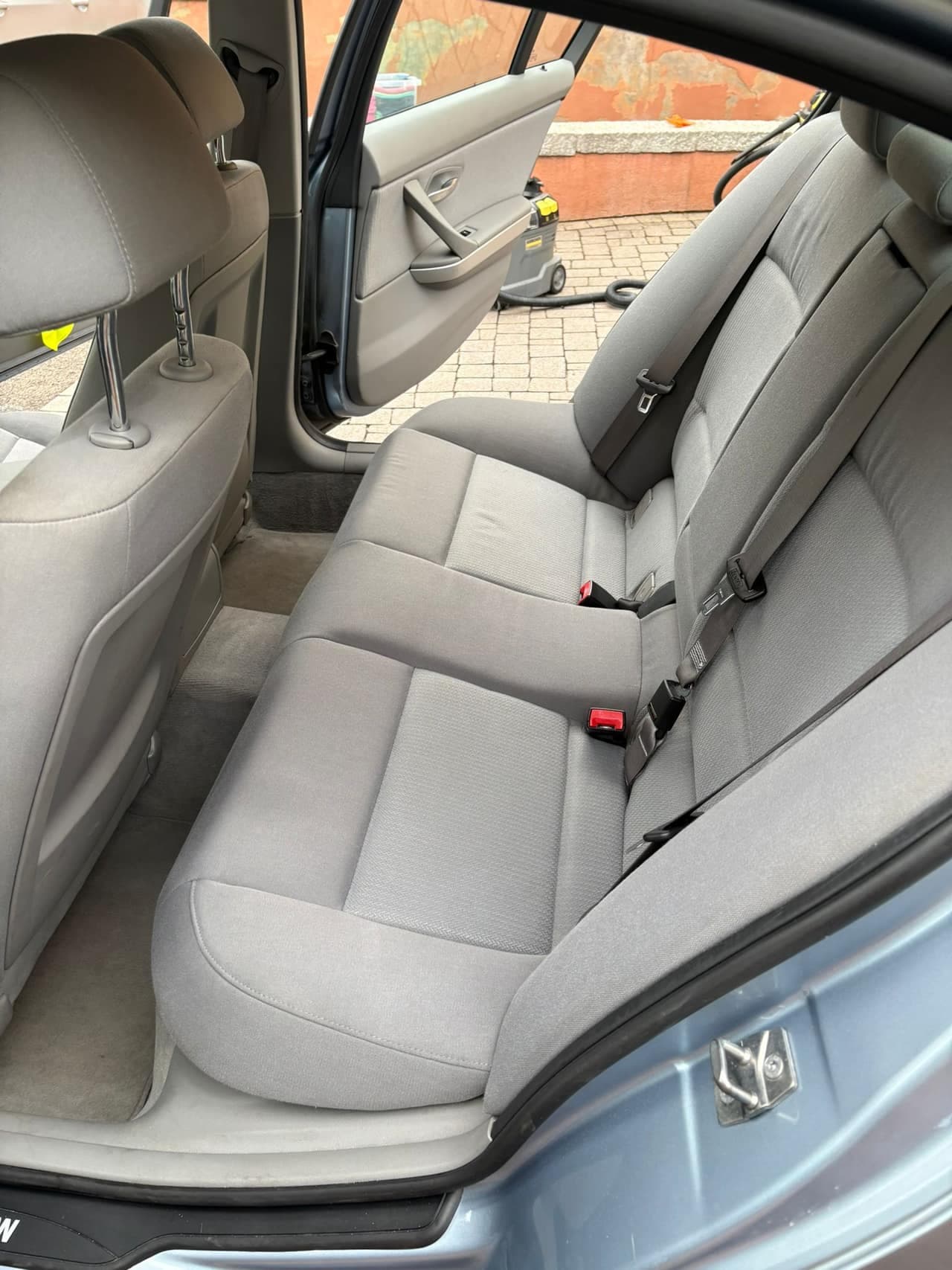 Banquette arrière en tissu clair de nouveau uniforme, sans trace, après nettoyage intérieur