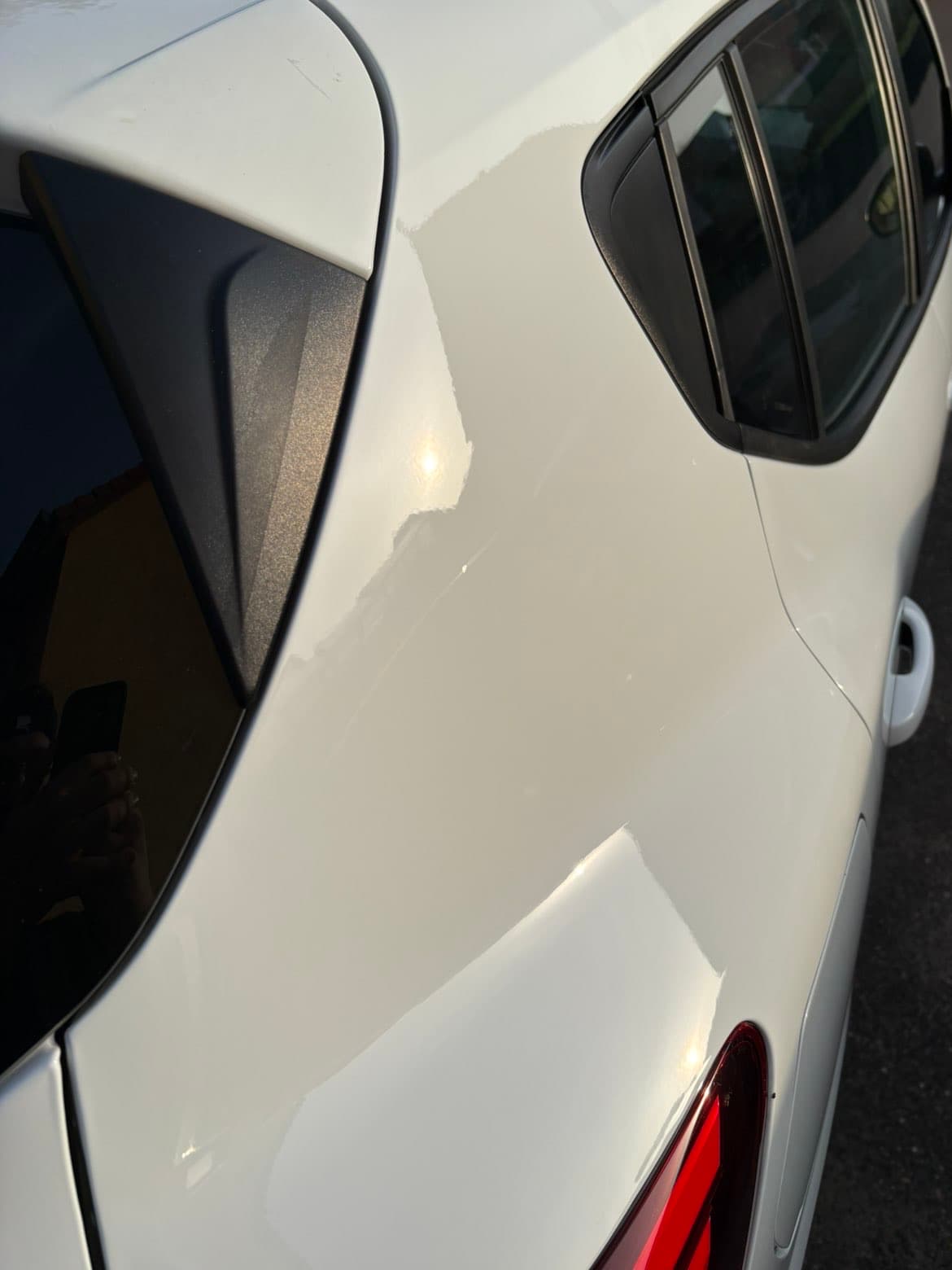 Carrosserie blanche lisse et brillante après polissage