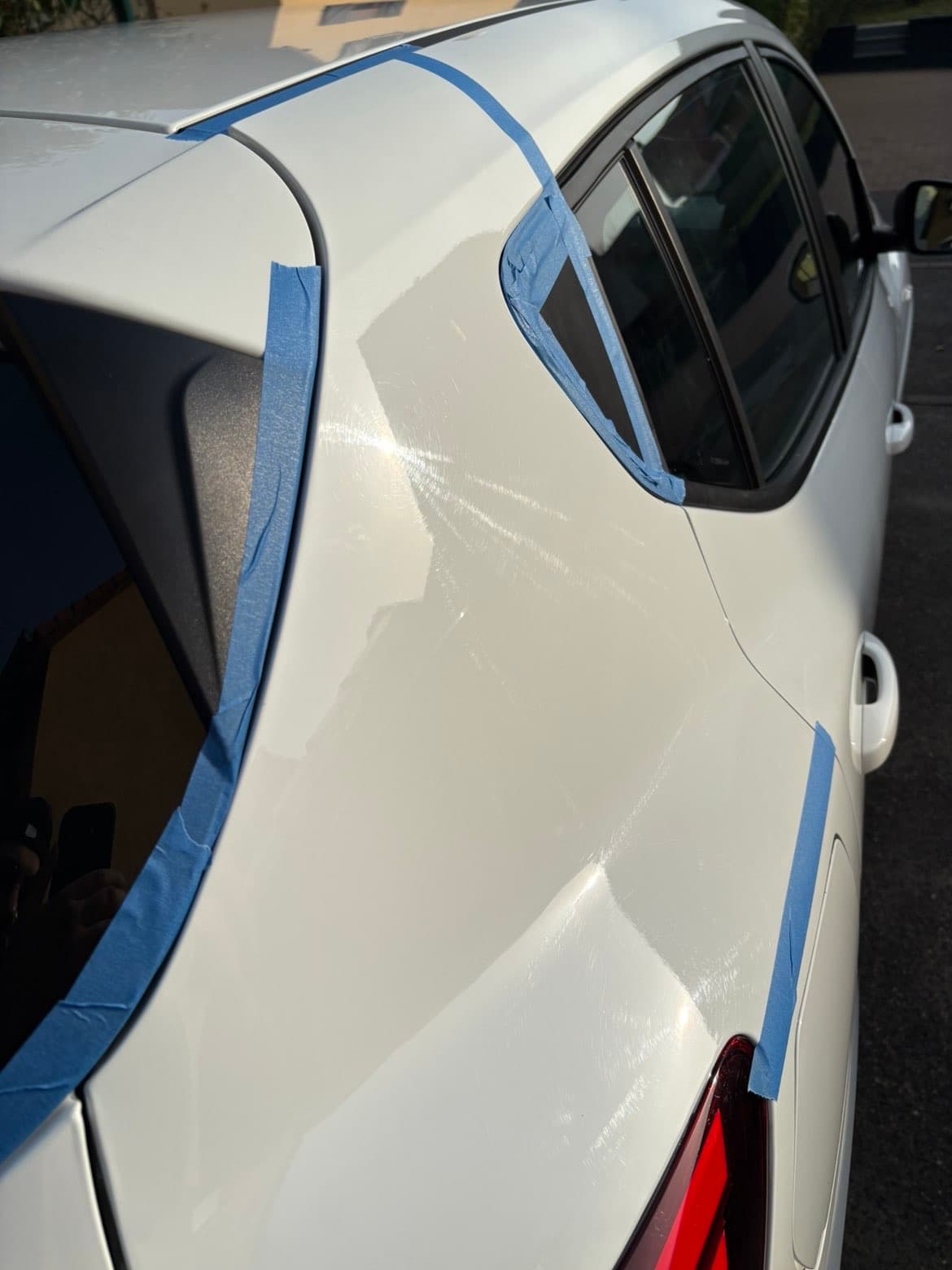Carrosserie blanche marquée de micro-rayures et de tourbillons avant polissage