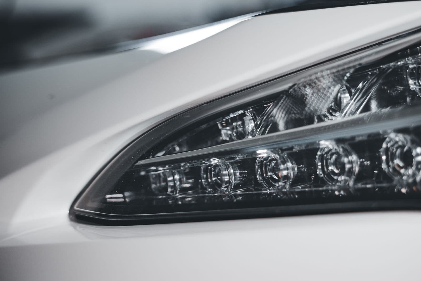 Gros plan du bloc optique avant d'une voiture moderne