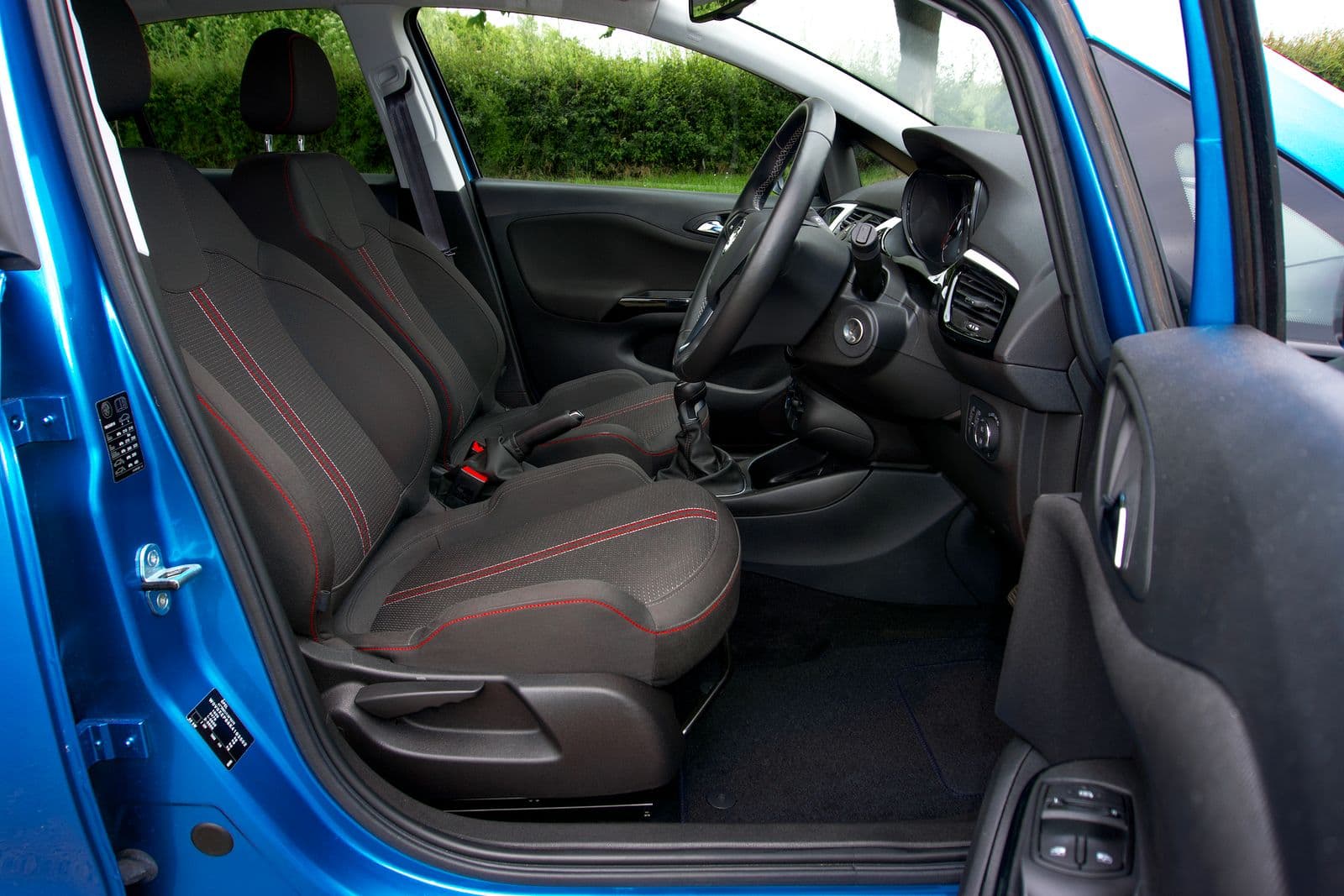 Intérieur d'une voiture avec sièges avant en tissu à surpiqûres