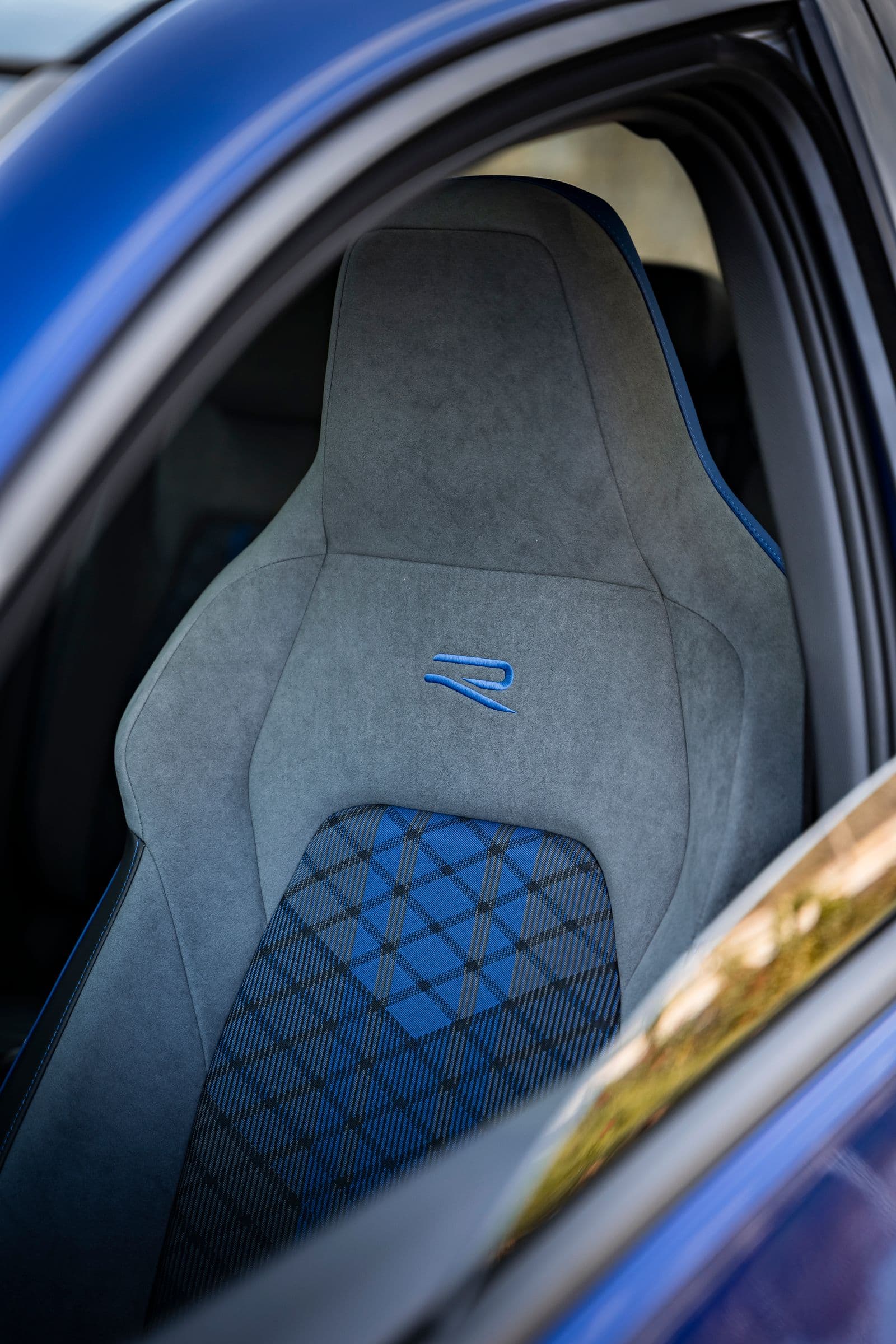 Gros plan d'un siège de voiture en tissu avec empiècement à motif