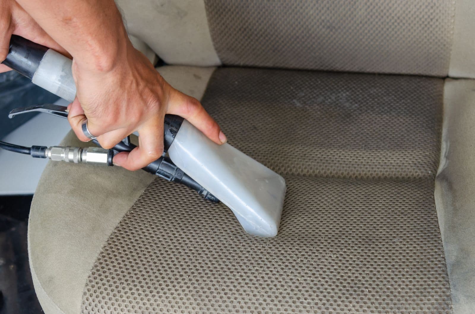 Nettoyage par extraction d'un siège de voiture en tissu avec un injecteur-extracteur